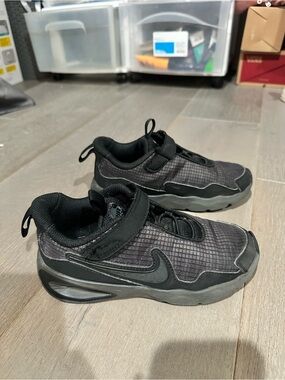Nike shoes kid size 13c